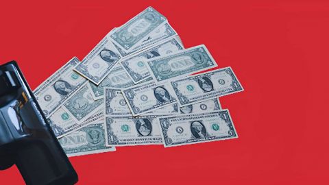 Un aspirateur avec des dollars