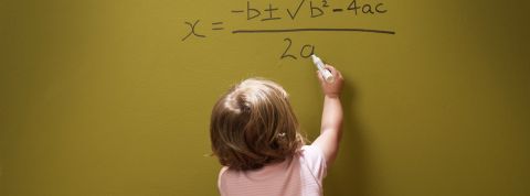 28% des Américains OK pour modifier les gènes de leur bébé Un bébé réalise une équation sur un mur