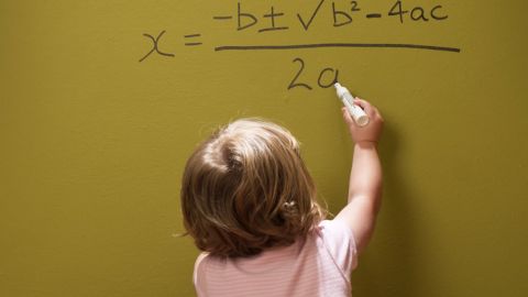 Un bébé réalise une équation sur un mur