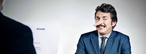 L'outil anti triche d'OpenAI pour contrer CHatGPT n'est pas fiable Homme avec le nez de pinocchio face à une personne qui lit sa copie