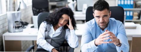 La confiance entre les salariés et leurs dirigeants est mise à mal 2 employés à l'air abbatu devant leur bureau