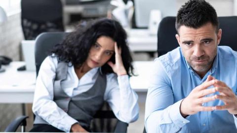 2 employés à l'air abbatu devant leur bureau