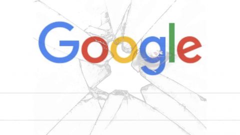 Un écran cassé devant la page d'accueil de Google