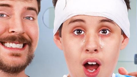 un jeune homme barbu tient par l'épaule un enfant qui recouvre la vue