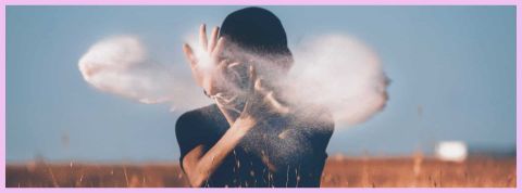 Mystérieuse personne vêtue de noir dans un champs en pleine méditation