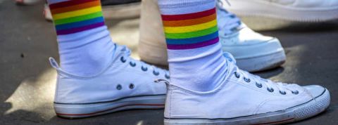La police égyptienne traque les homosexuels sur les applications de rencontre Basket avec des chaussettes aux couleurs LGBT