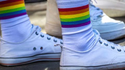 Basket avec des chaussettes aux couleurs LGBT