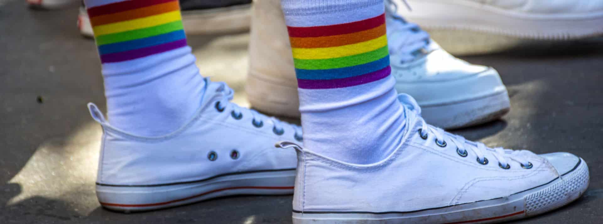 Basket avec des chaussettes aux couleurs LGBT