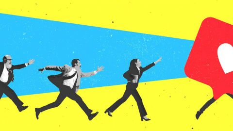 3 personnes courant après un icone de réseaux sociaux  - like - 