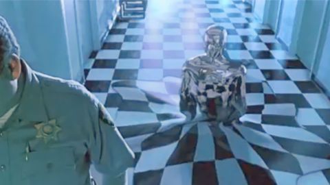 Au premier blanc un policier et derrière lui un robot qui sort du sol