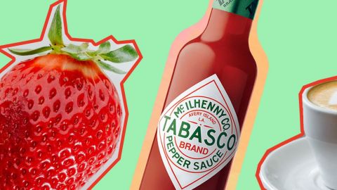 Fraises, Tabasco et café sur fond vert amande