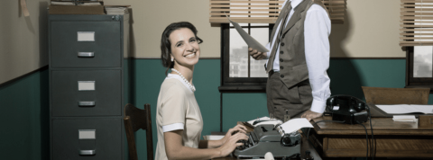 Merci d'arrêter de parler des sans-abris dans vos posts LinkedIn Une femme assise à un bureau