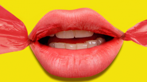 Une bouche rose sur fond jaune