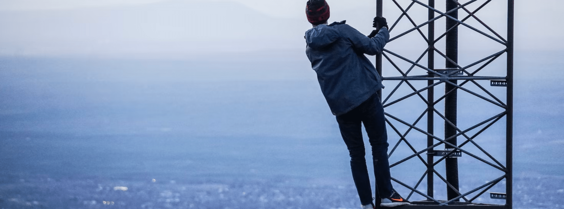 Scope et transition écologique - L'ADN Un homme accroché à une antenne