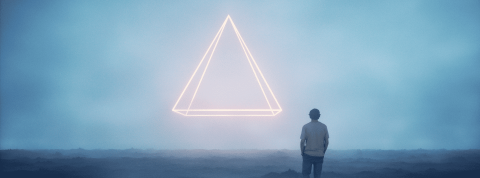 C'est quoi un portail organique ? Un triangle lumineux dans un ciel brumeux et une silhouette qui marche vers lui