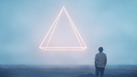 Un triangle lumineux dans un ciel brumeux et une silhouette qui marche vers lui