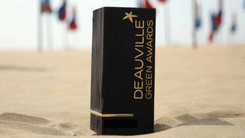 Plage avec le trophée des Deauville Green Awards