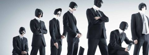 Les escrocs sur LinkedIn Une rangée de hackers en costumes vus de profil