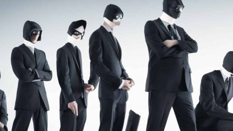 Une rangée de hackers en costumes vus de profil