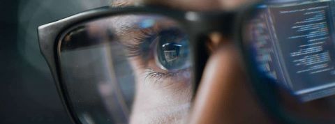 Image-BO-Freelance-Informatique-1280x476 zoom sur l'oeil droit d'un visage portant des lunettes