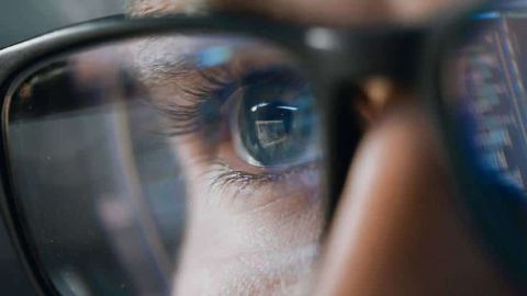 zoom sur l'oeil droit d'un visage portant des lunettes