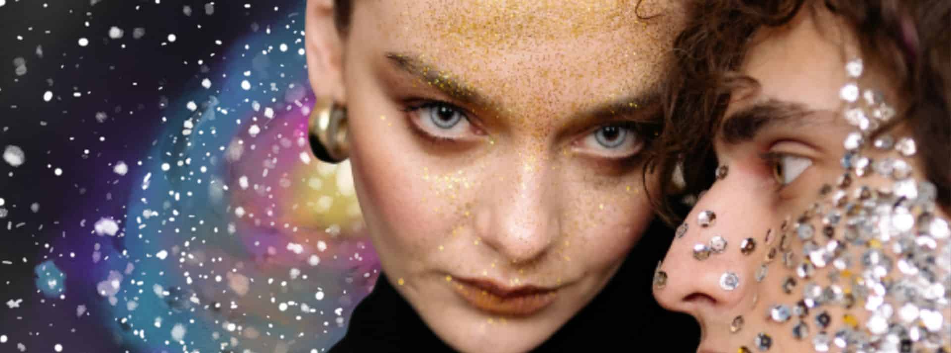 Starseeds : ils prétendent sauver le monde - L'ADN Une jeune femme et un jeune homme recouvert de paillettes sur fond d'une galaxie