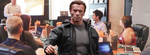 Ça y est, les robots remplaçent les journalistes dans les rédactions Schwarzie en Terminator débarque dans une salle de réunion