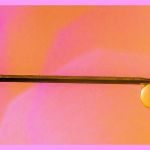 Seringue en gros plan sur fond rose