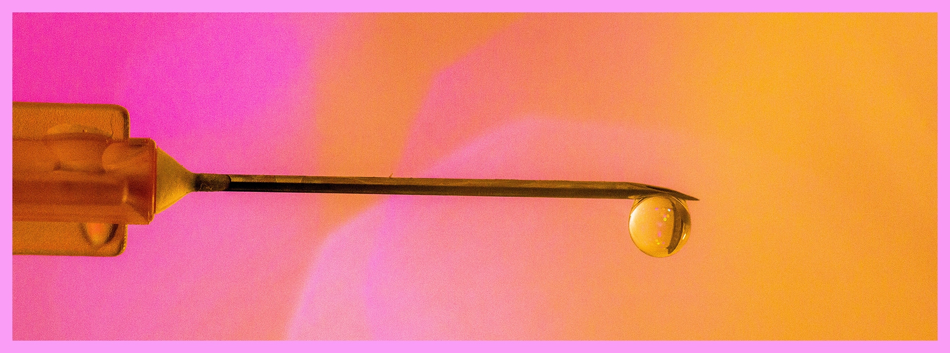 Alerte à la chirurgie esthétique chez les jeunes - L'ADN Seringue en gros plan sur fond rose