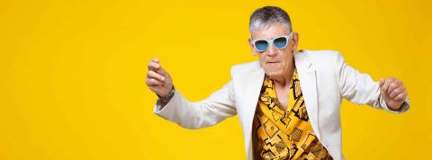 Comment ralentir le vieillisement ? Une équipe de chercheurs explorent la piste d'un anti-inflammatoire Vieil homme jeune dans les années soixante ayant l’amusement et la danse