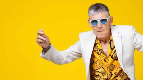 Vieil homme jeune dans les années soixante ayant l’amusement et la danse