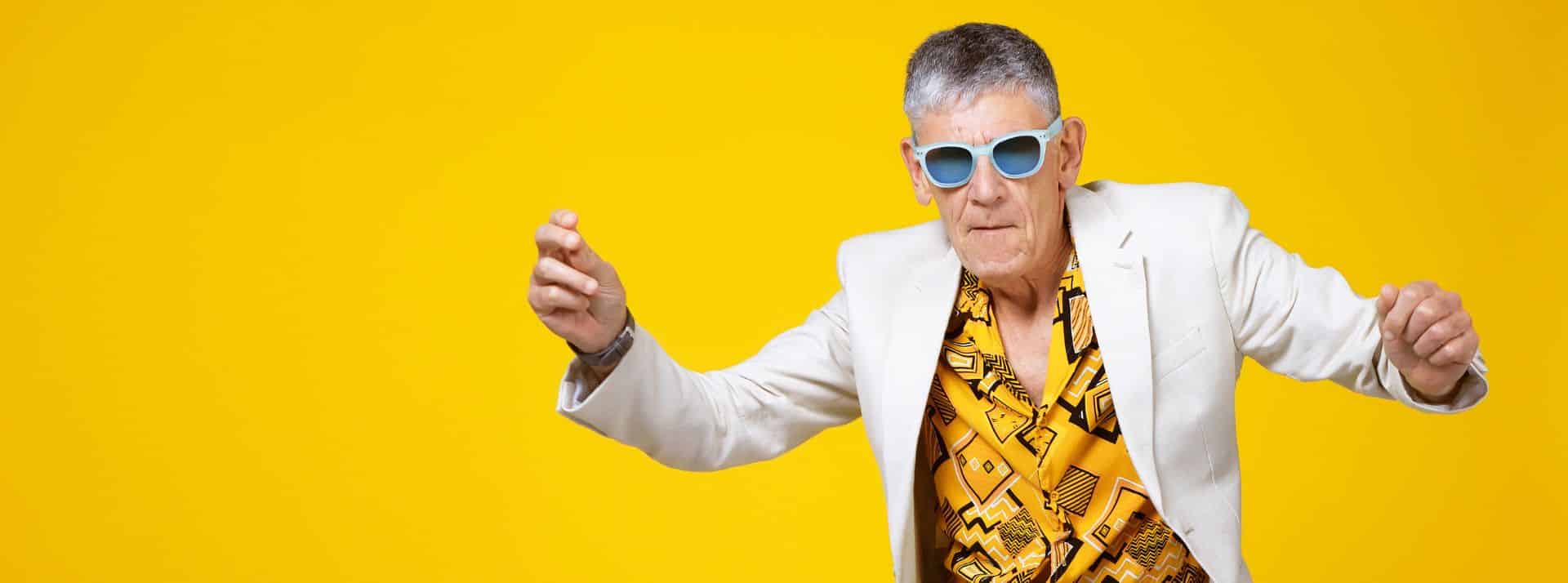 Comment ralentir le vieillisement ? Une équipe de chercheurs explorent la piste d'un anti-inflammatoire - L'ADN Vieil homme jeune dans les années soixante ayant l’amusement et la danse