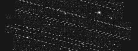 Les satellites d'Elon Musk gâchent la vue des télescopes spatiaux Observation d'une étoile gachée par des strilles blanches provenant des satellites Starlink