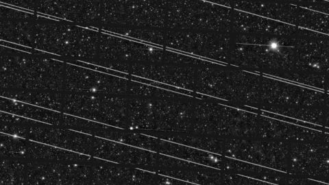 Observation d'une étoile gachée par des strilles blanches provenant des satellites Starlink