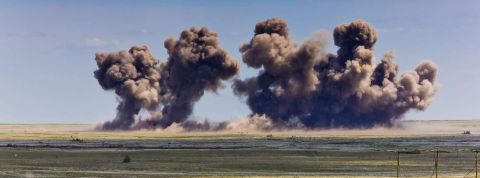 Bombturbation : Alors que la guerre frappe la terre Ukrainenne de nombreux pédologues se demandent quel sera l'ampleur des dégâts causés par les explosions au sol ? Explosion à un terrain d’entraînement militaire. Destruction des objectifs de la formation par les bombes de l’avion