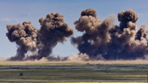 Explosion à un terrain d’entraînement militaire. Destruction des objectifs de la formation par les bombes de l’avion
