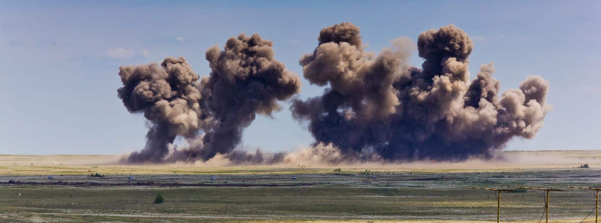 Bombturbation : Alors que la guerre frappe la terre Ukrainenne de nombreux pédologues se demandent quel sera l'ampleur des dégâts causés par les explosions au sol ? - L'ADN Explosion à un terrain d’entraînement militaire. Destruction des objectifs de la formation par les bombes de l’avion