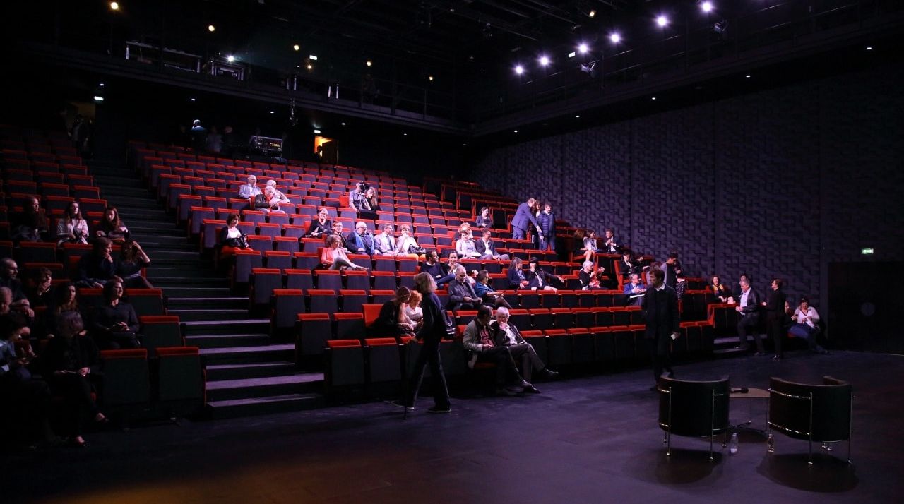 chaillot theatre national danse personnes assises dans un théâtre