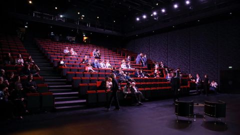 personnes assises dans un théâtre