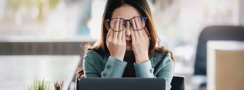 Quel est l'impact de lacharge mentale dans l'accès à l'entrepreneuriat des femmes ? Femme epuisée avec les mains sur les yeux