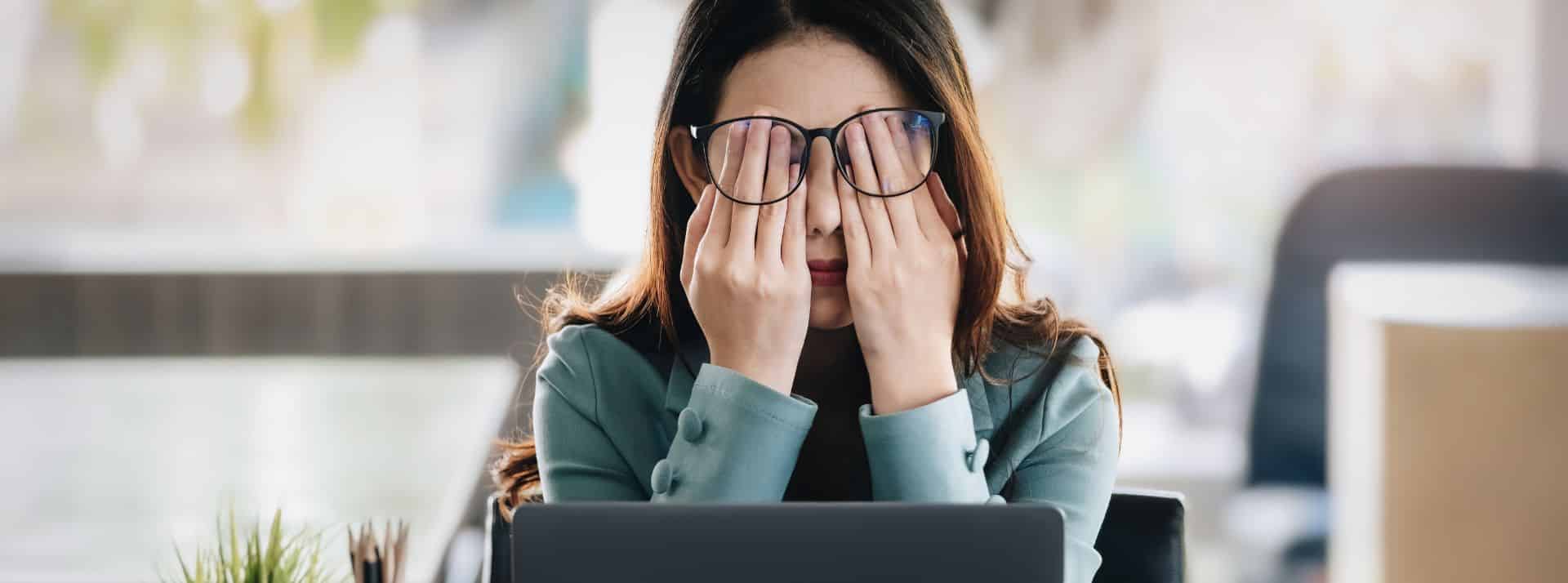 Quel est l'impact de lacharge mentale dans l'accès à l'entrepreneuriat des femmes ? - L'ADN Femme epuisée avec les mains sur les yeux
