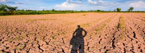 Le monde est confronté à une crise imminente de l'eau et d'ici la fin de cette décennie, la demande devrait dépasser l'approvisionnement en eau douce de 40 % La terre qui est stérile et fissurée et les rayons du soleil dans la soirée