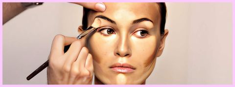 Maquillage et fast beauty Une jeune femme en train de se faire maquiller