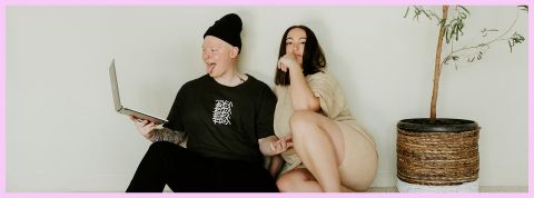 Pourquoi les jeunes optent pour l'abstinence Un couple assis contre un mur