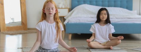 Les nouvelles spiritualités sonnent-elles la fin des monothéismes ? 2 filles yeux fermes