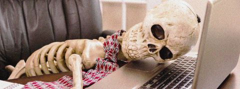 Fin de carrière : 40 ans, le début de l'angoisse Un squelette avachi sur son ordi