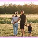 Couple et enfants blonds dans un champ