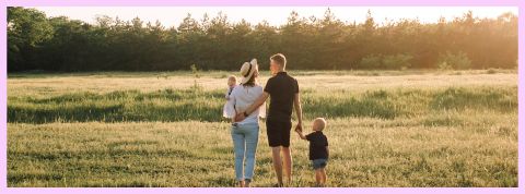 Qui sont les granola nazis ? Couple et enfants blonds dans un champ