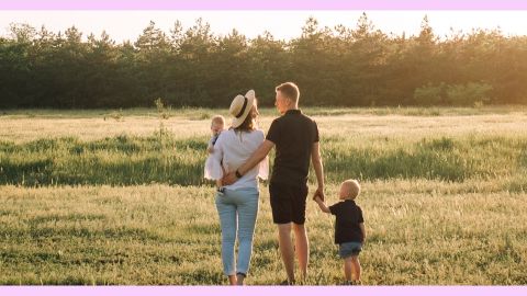 Couple et enfants blonds dans un champ