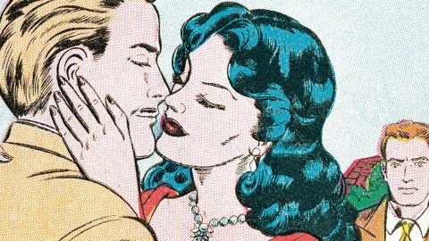 Un homme et une femme s'embrasse, un homme derrière les surprend